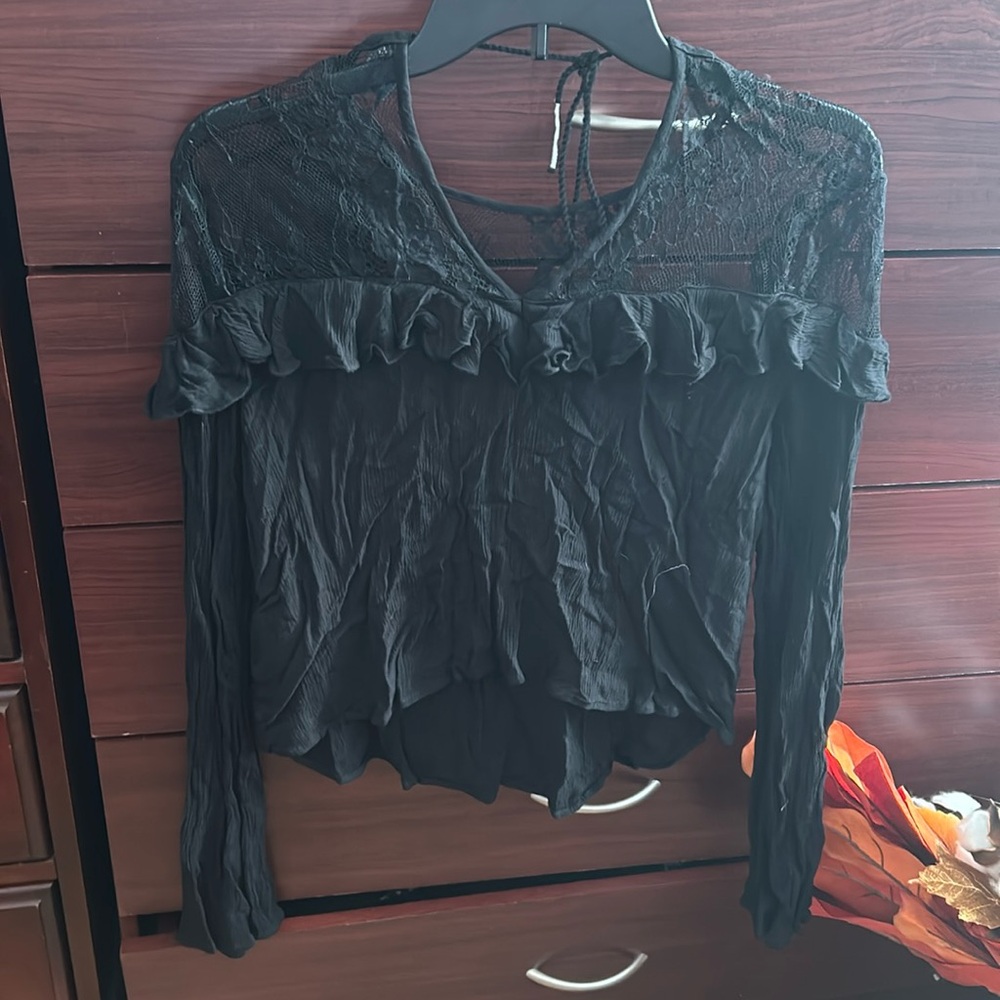 American Eagle crop lace shirt
